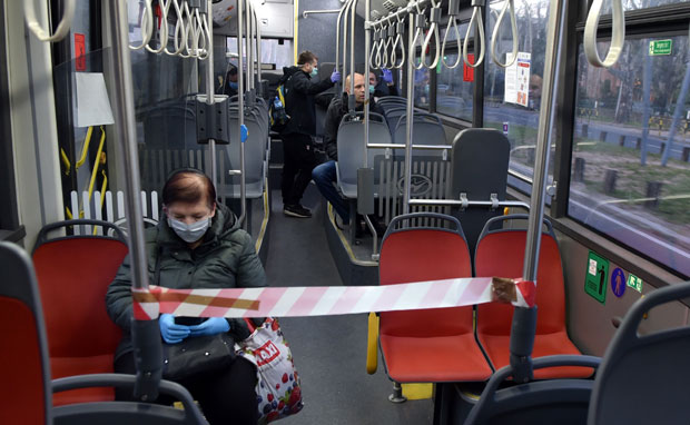 Вожња под маскама и у тишини, уморни и забринути путници немају снаге за причу: У коридорским аутобусима за грађане са радном обавезом